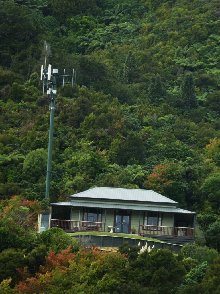 惠灵顿 Wainuiomata 通信基站，说明手机网络和宽带覆盖