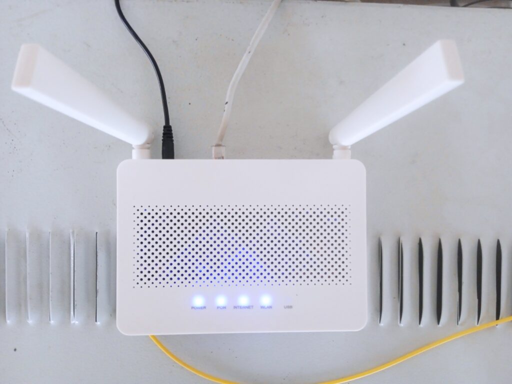 家用 Wi-Fi 路由器和网络连接端口